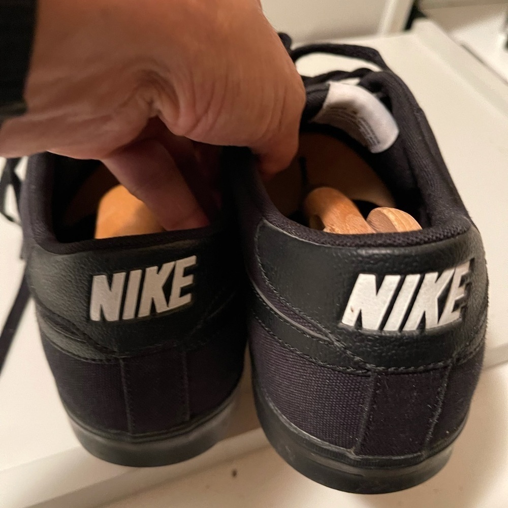 Nikes very nice and  simple sneaker with black logo in two sides - Picture 11 of 16